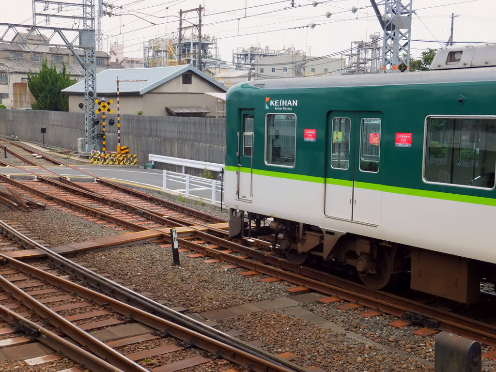 中書島駅4番線停車中の京阪9000系回送