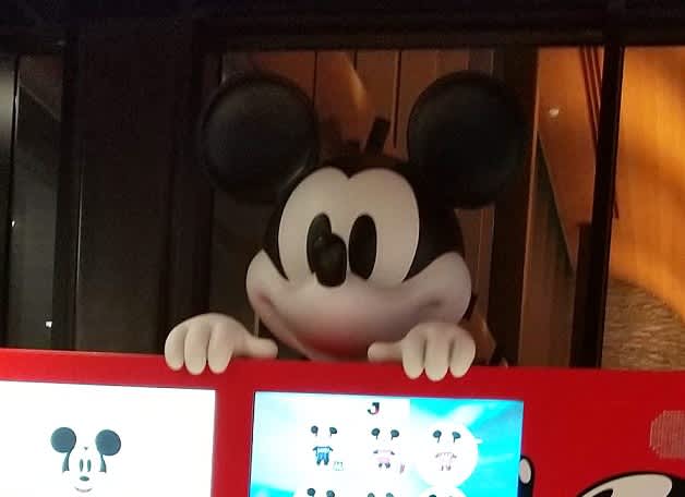 ディズニーグッズの自動販売機を見たつけたぶー とんちーの食いしん坊ぶ ろぐ ディズニーグッズの自動販売機を見たつけたぶー とんちーの食いしん坊ぶ ろぐ