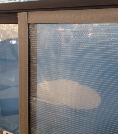 プチプチだと見栄えが嫌だという方には冬に寒さ対策に暖かい窓用断熱フィルム 窓ガラスの暑さと地震対策に窓フィルム貼り 目隠しミラーならカーテンなしで外から見られず中からスッキリ 冷暖房効果アップ