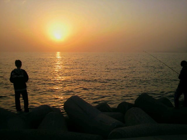 最近夕日がきれいですネ 14日の海に沈む夕日と15日道に沈む夕日 大好き はりま 最近夕日がきれいですネ 14日の海に沈む夕日と15日道に沈む夕日 大好き はりま
