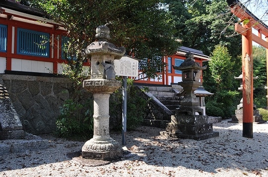 境内社八柱神社の石灯籠