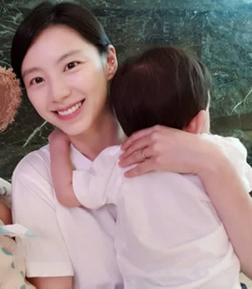 ヨン様の妻 パク スジンが子供を抱いた姿を公開 韓流 ダイアリー ブログ