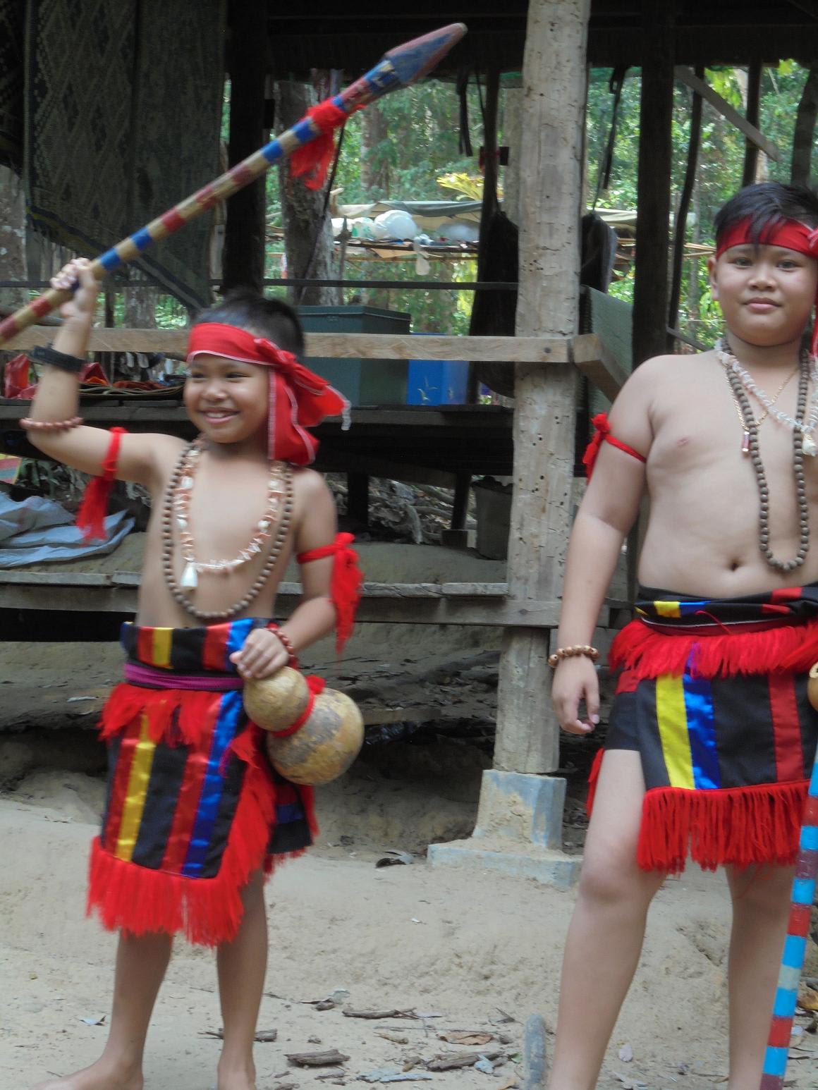 モンドルキリの原住民の槍持った裸踊りを見学しました エンドレスサマー