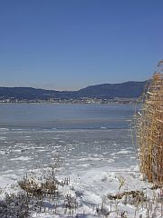 峠の向こうに雪山