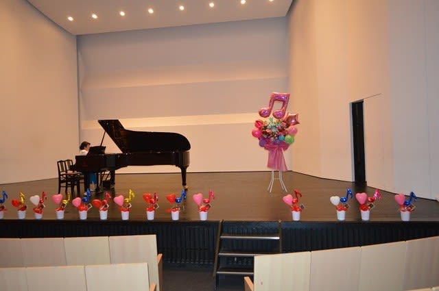 吉見町フレサにお届けのピアノの発表会のスタンド花 フラワー バルーン フラワー教室 Sakaiフラワースタジオ