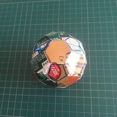 楽しいエコパズル お菓子の空き箱でサッカーボール ハミルトン閉路 の型紙 展開図 で組み立てます 日だまりのエクセルと蝉しぐれ
