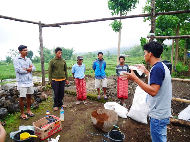 若者たちがコンポストづくりを指導 In Lombok ゆいツールブログ Npo法人ゆいツール開発工房 ラボ