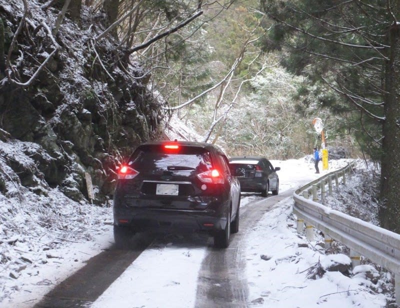 雪の明神平 その5 雪の林道を放置車でふさぐ人たち 17年2月19日 台高山脈を歩く