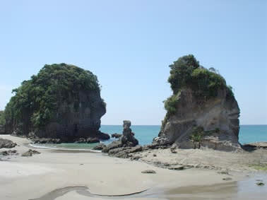 海岸の景勝地「人形岩」