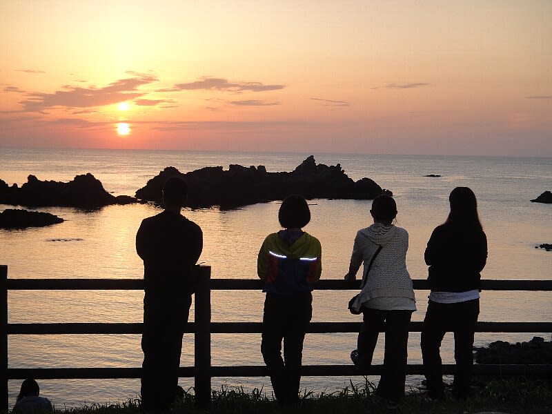 夕日を見つめる4つの影 529 バボ 式根島に渡る 夕日を見つめる4つの影 529 バボ 式根島に渡る