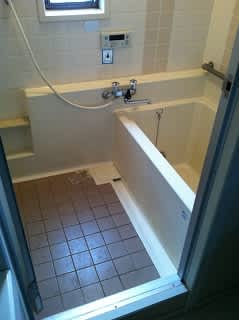 ユニットバスの床タイルがはがれたら こんなリフォームもあります 滝の茶屋で書いてます ユニットバスの床タイルがはがれたら こんなリフォームもあります 滝の茶屋で書いてます