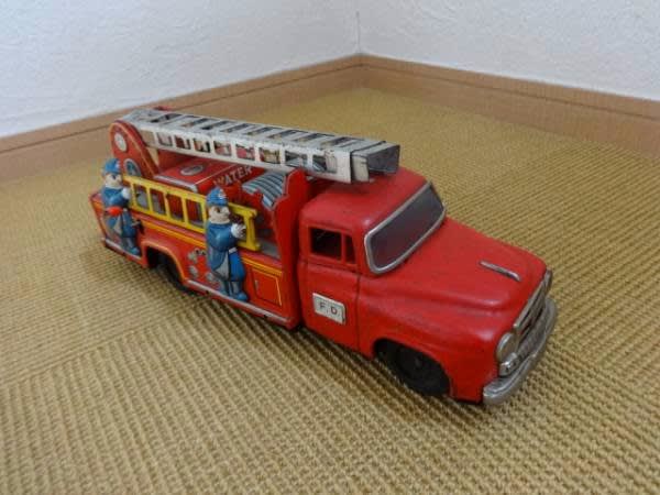アサヒトーイの日産ジュニアトラックのボンネットはしご車（消防車