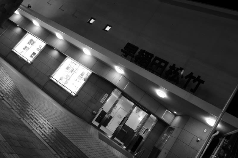 夜 高田馬場 映画館の前で ファインダー気ままな世界