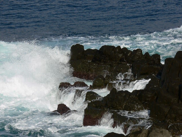 岩を叩く日本海の荒波