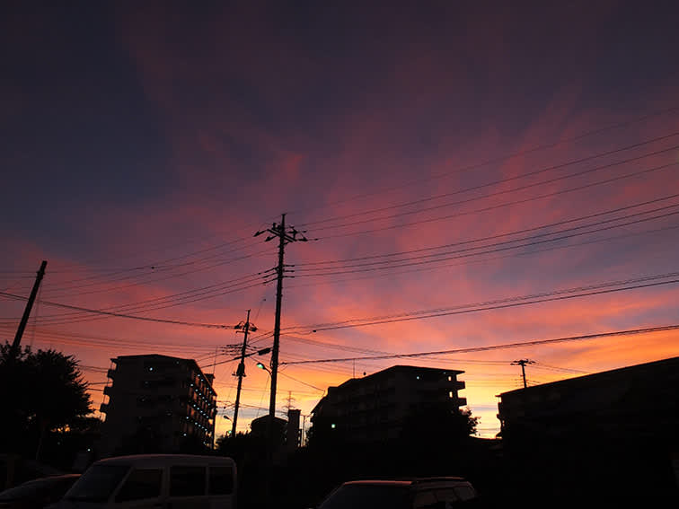 鮮やかな夕焼けと富士遠影 心は 青春 鮮やかな夕焼けと富士遠影 心は 青春