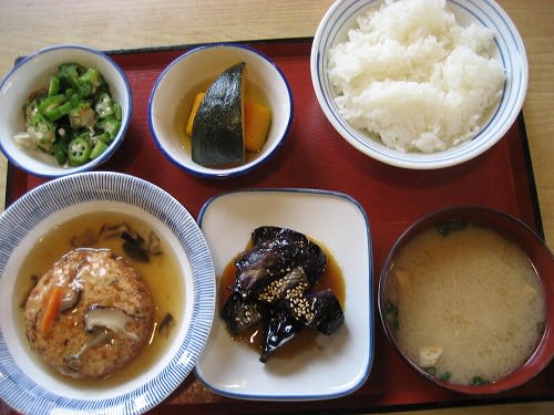 豆腐ハンバーグ・茄子の揚げ浸し・おくら・かぼちゃの煮物・みそ汁・ご飯