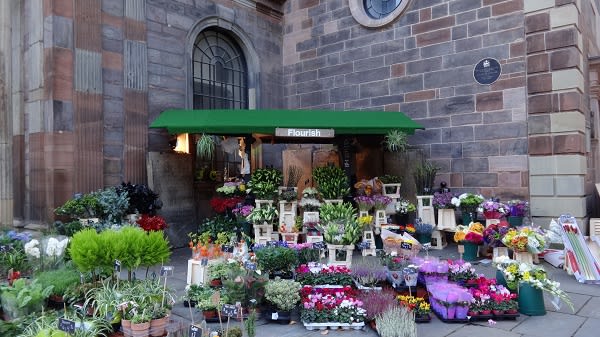 教会前の広場に花を添える 街角のお花屋さん 品揃えに 季節感がちょっと不足 イギリス ストックポート日報 England Daily Stockport