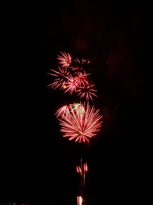 ２０１５年諏訪湖祭湖上花火大会で見た花火（3）　赤い打ち上げ花火