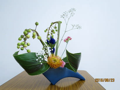 ゲットウの実とピンクッションの 面白い自由花 池坊 花のあけちゃんブログ明田眞子 花 の力は素晴らしい 広島で４０年 池坊いけばな教室 熱心な方々と楽しく生けてます