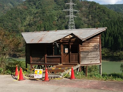 「関係者以外立入禁止」の野鳥観察舎の写真です 「関係者以外立入禁止」の野鳥観察舎の写真