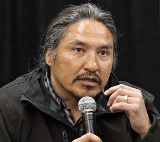 記者会見する 暴行を受けたカナダの先住民族の男性 Jason Franson The Canadian Press Via Ap 先住民 族関連ニュース