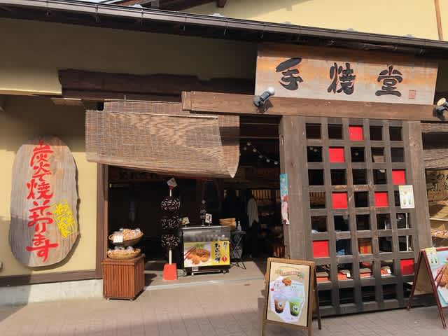 油彩画/風景画　山梨県　忍野村にて　田舎　富士山　茅葺き屋根 油彩画/風景画 山梨県 忍野村にて 田舎 富士山 茅葺き屋根