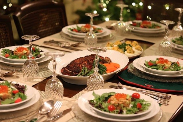 レシピ付き献立 クリスマス料理 来客用でも サーモンとアボカドのタルタル リース仕立て 野菜たっぷりのミートローフ その他 幸せは食卓から 心を込めてお料理
