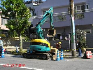 習志野台だけではないあちこちで、大きな機械で掘り起こしています。