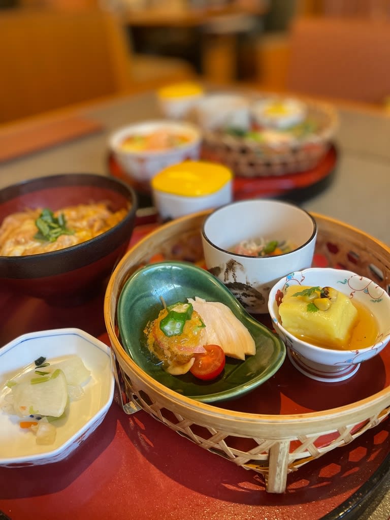 小さめごはんセット 彩りちらし寿司と夏のおばんざい 炙り鶏の親子丼と夏のおばんざいセット かごの屋 姫路店 めんのほそ道 小さめごはんセット 彩りちらし寿司と夏のおばんざい 炙り鶏の親子丼と夏のおばんざいセット かごの屋 姫路店 めんのほそ道