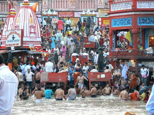 ハリドワール：聖なるガンジス川では沐浴が