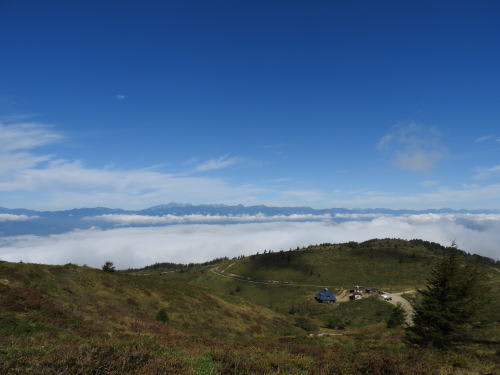 北アルプスの山並みと鉢伏山荘