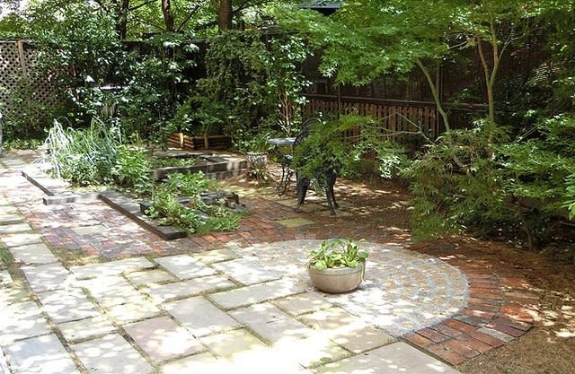 中庭に小さな畑と敷石レンガの舗装 谷村勲のブログ