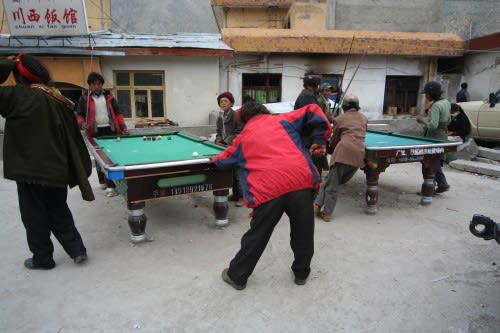 チベット ネパール行きのバス チベット人はビリヤード好き