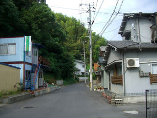 明神山の麓に建つ家々