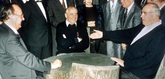 1990年、ソ連書記長ミハイル・ゴルバチョフとゲンシャー独外相と共にドイツ統一に関する会談
