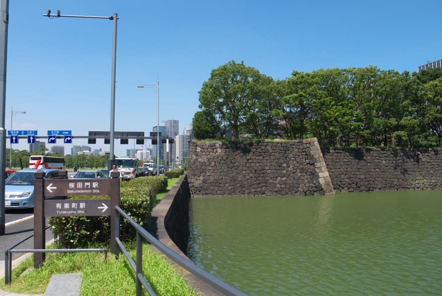 真夏のパレスサイド散策 祝田橋を渡って皇居外苑 皇居前広場 へ 緑には 東京しかない