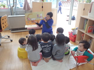 すみれ組 一時保育 3月壁面製作 おおわだ保育園 子どもたちの様子 すみれ組 一時保育 3月壁面製作 おおわだ保育園 子どもたちの様子