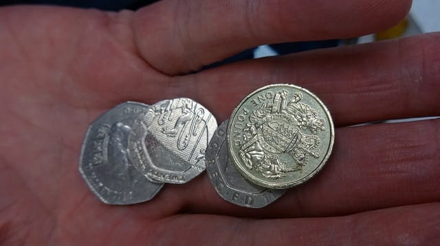 今日でお別れ 丸い1ポンド硬貨 偽造不能の新硬貨は12角形 イギリス ストックポート日報 England Daily Stockport