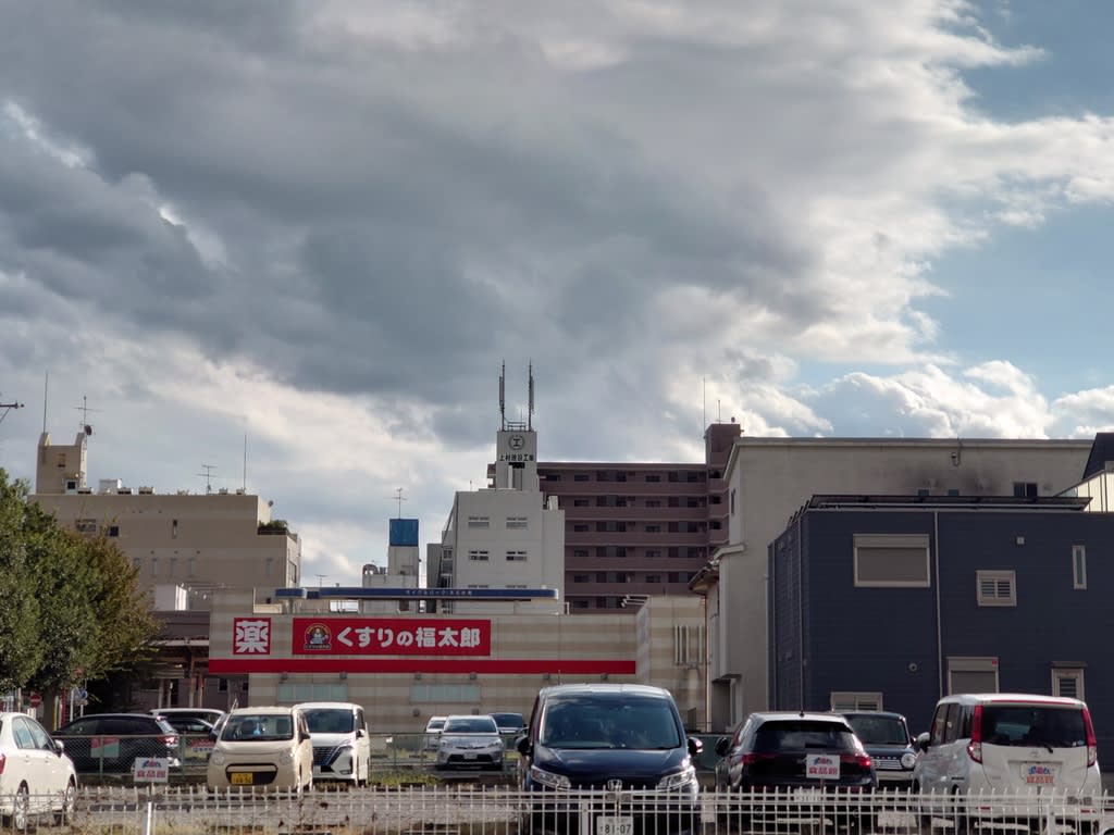 雨がふるでも夏の雲