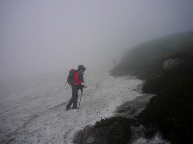 ５番目の雪渓はきつい登り、油断すると滑る。霧で何も見えず