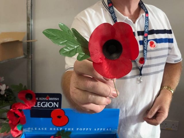 イギリスの秋を彩る季節外れの赤いポピー 戦没者の死を悼み傷病兵を支援する恒例の募金活動 イギリス ストックポート日報 England Daily Stockport イギリスの秋を彩る季節外れの赤いポピー 戦没者の死を悼み傷病兵を支援する恒例の募金活動 イギリス ストックポート日報 England Daily Stockport