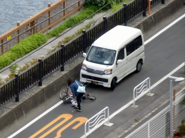 バック車 自転車 事故 歩道