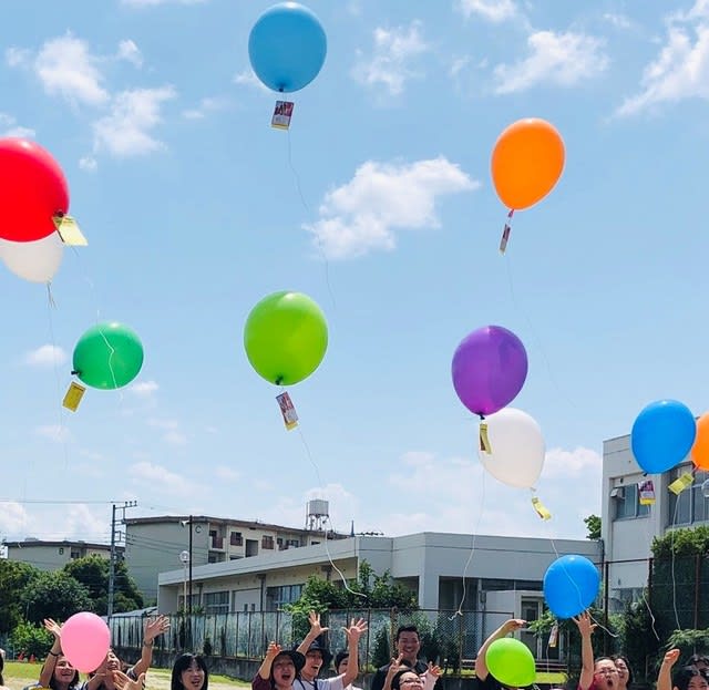 風船飛ばしを行いました 人権の花贈呈式 山梨県立ろう学校のできごと