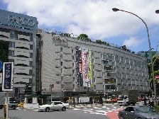 女性 飛び降り死亡 巻き添えの男性重体 池袋駅前 Cocomani 裏面
