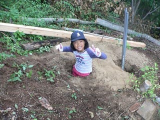 深さ７０ｃｍ超の穴を掘る 遊びと学び 創造の基地 山のあしおと小学校