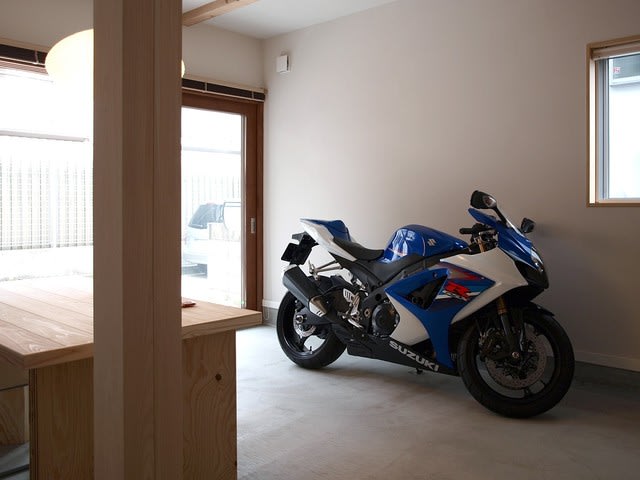 バイクガレージハウスに暮す 第1回 バイクの存在に癒されます Home Room シンプルな暮らしと家 バイクガレージハウスに暮す 第1回 バイクの存在に癒されます Home Room シンプルな暮らしと家