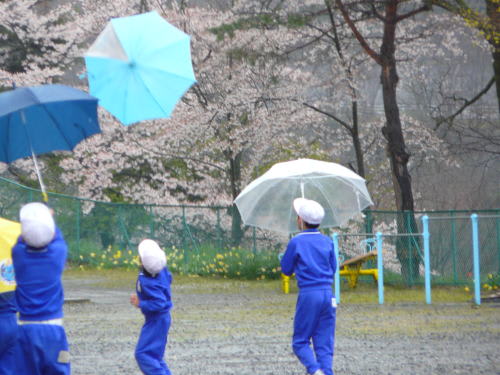 雨に遊ぶ子