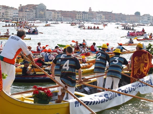 ヴォガロンガ 上 手漕ぎボートレースで ヴェネツィアの運河が舟で埋まった 新イタリアの誘惑