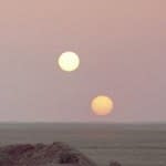 惑星タトゥイーンの大地と二重太陽