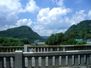 本郷橋歩道橋より新高山（左）と高山（右）を望む